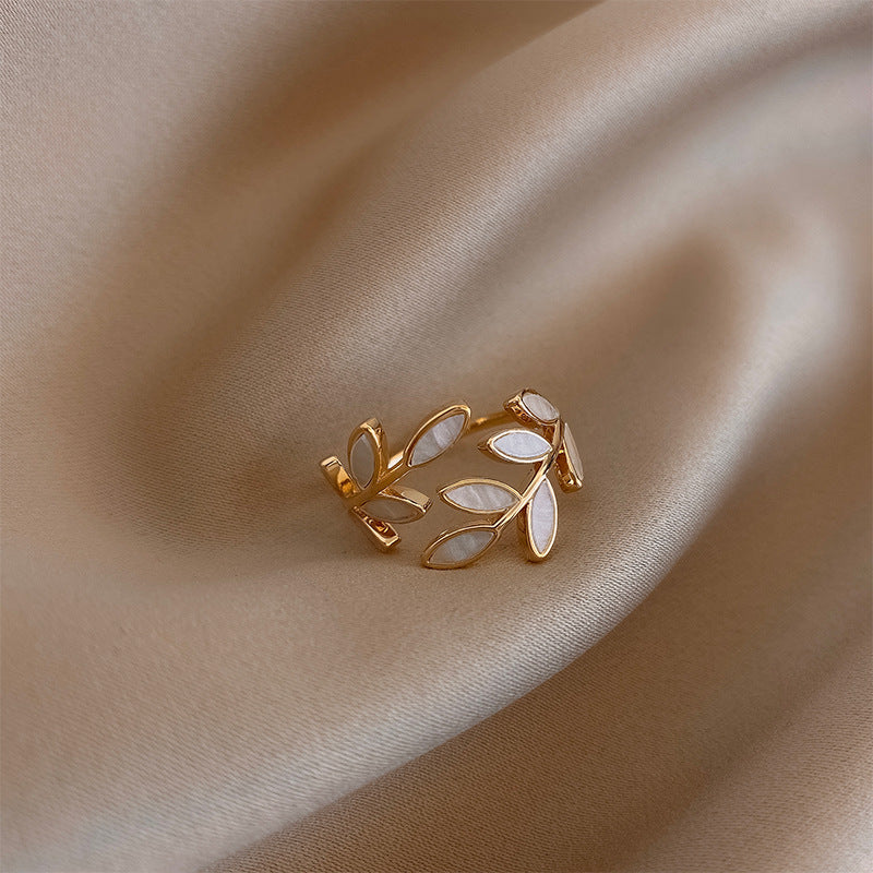 Pria – Anillo elegante de ópalo blanco y hoja