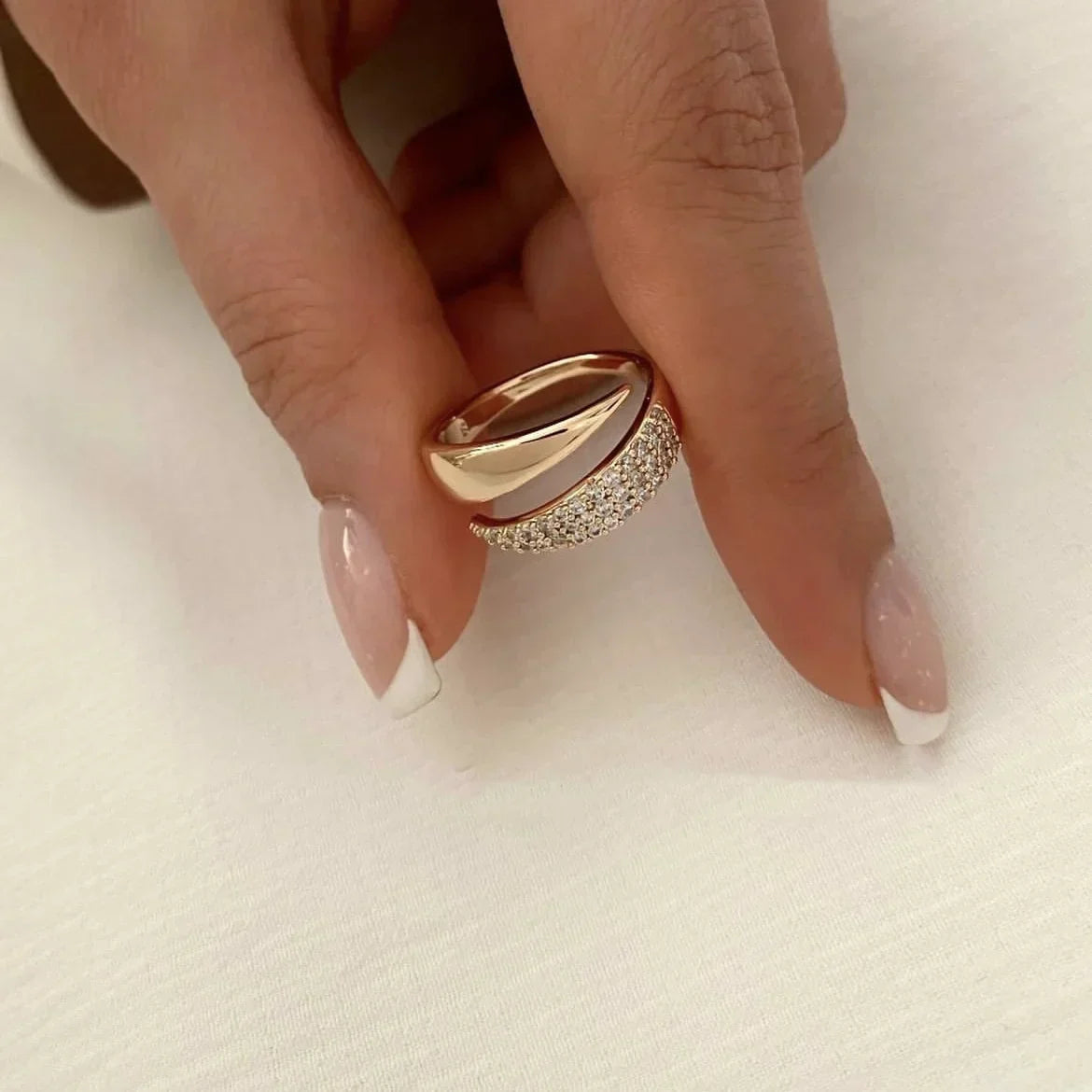 Irina – Anillo curvado dorado 18K