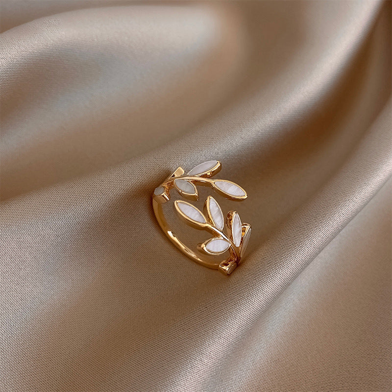 Pria – Anillo elegante de ópalo blanco y hoja