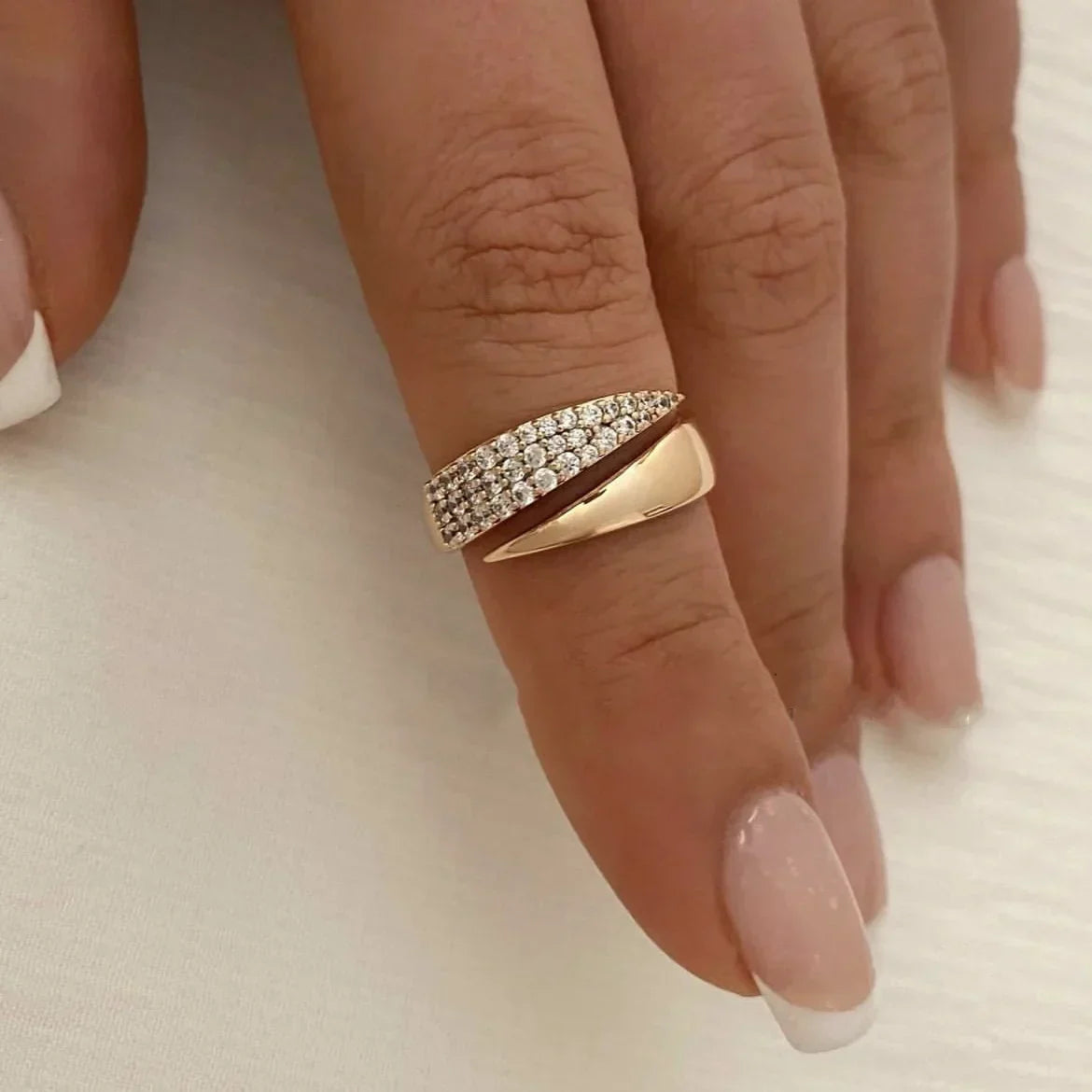 Irina – Anillo curvado dorado 18K