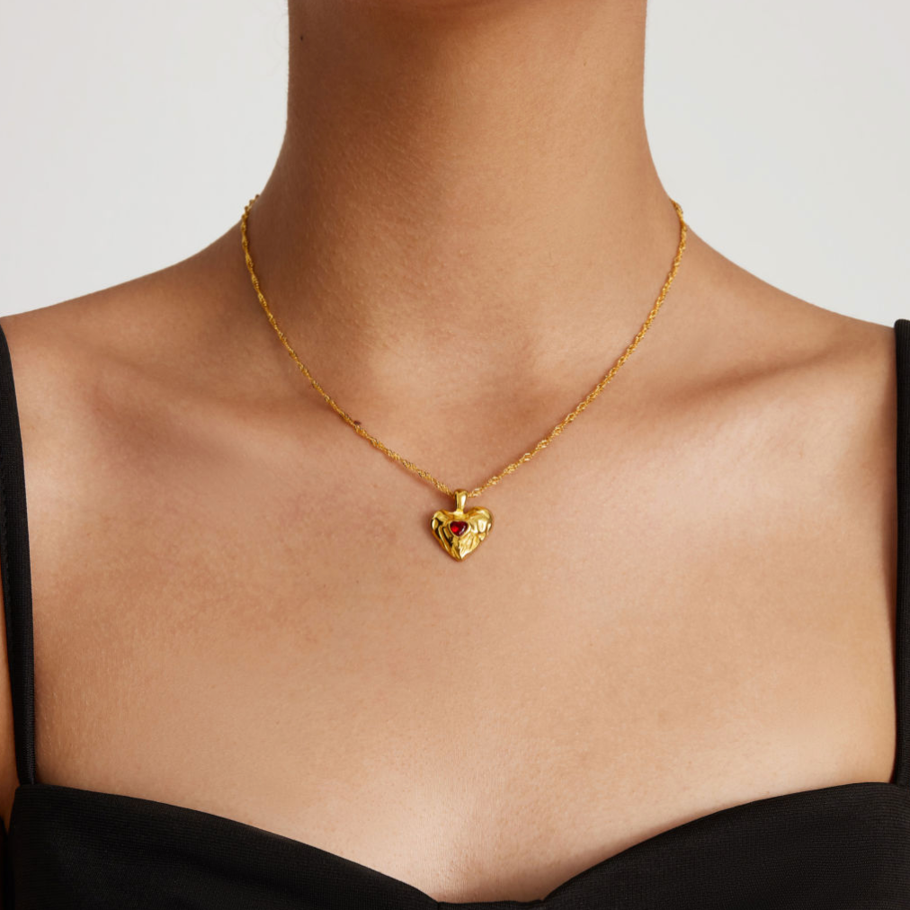 Vesper - Collar de Corazón Rojo en Oro