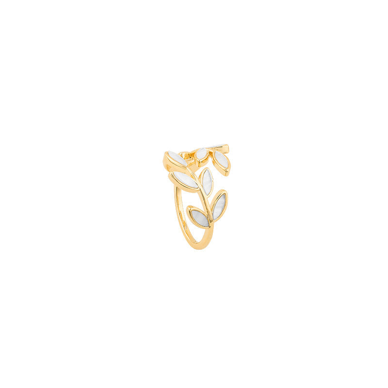 Auriane – anillo dorado hoja y ópalo blanco