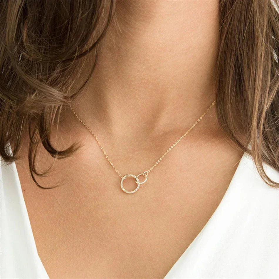 Isabelle – collar hoop en oro elegante