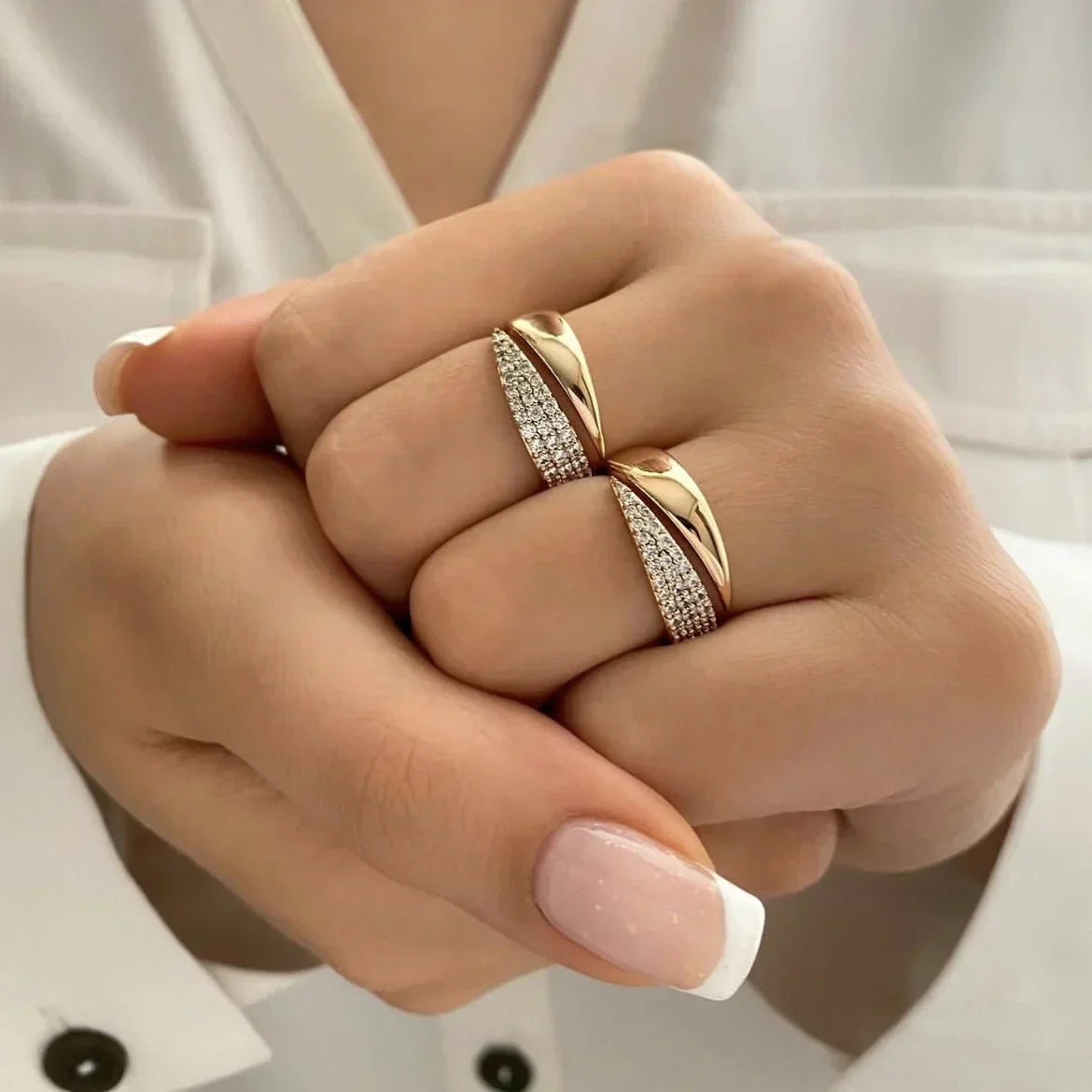 Irina – Anillo curvado dorado 18K