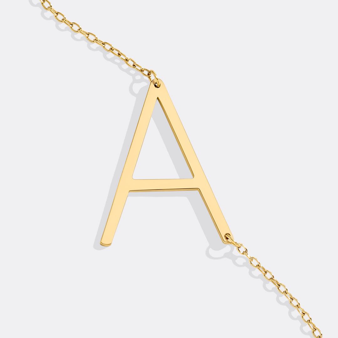 Inez – Collar con inicial declarativa