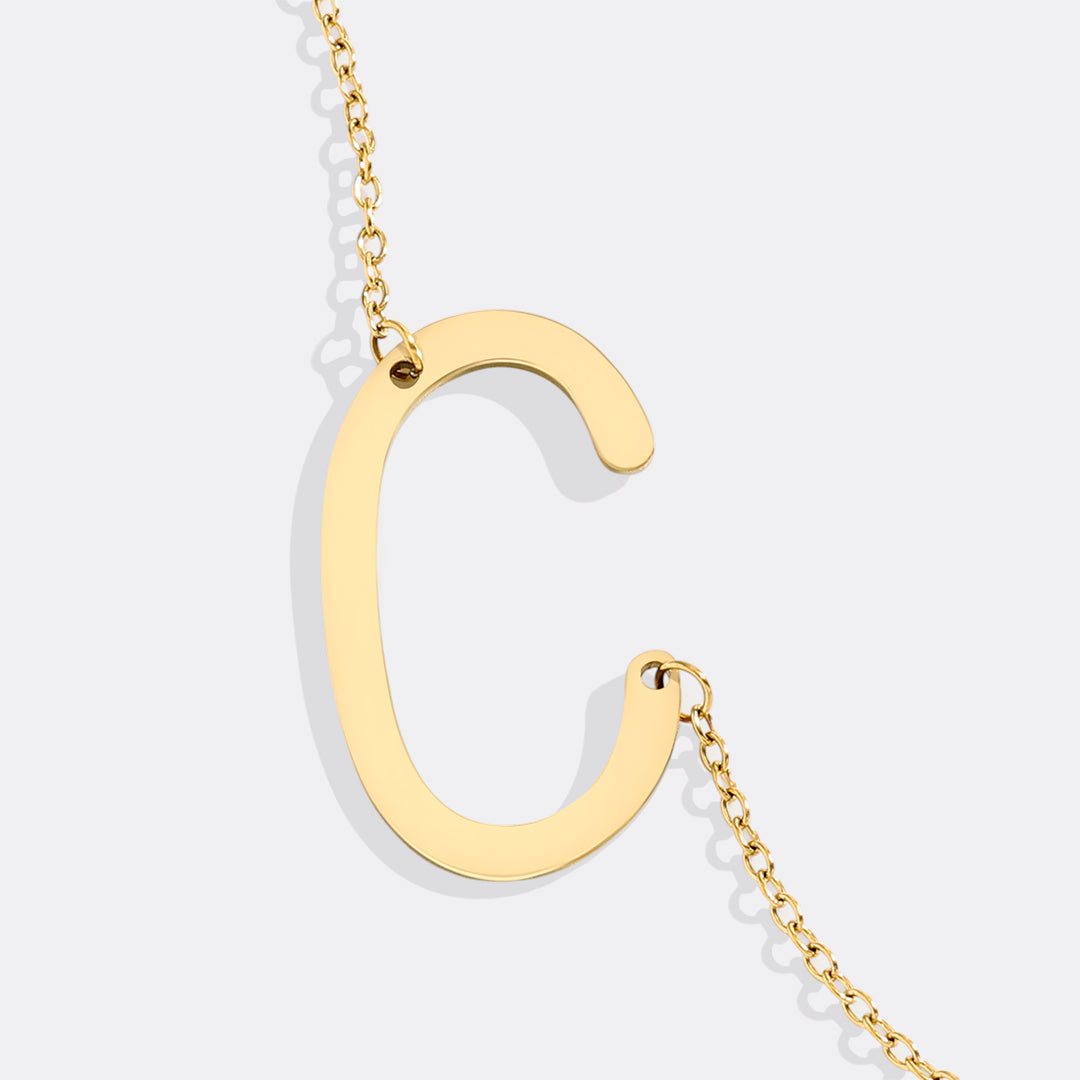 Inez – Collar con inicial declarativa