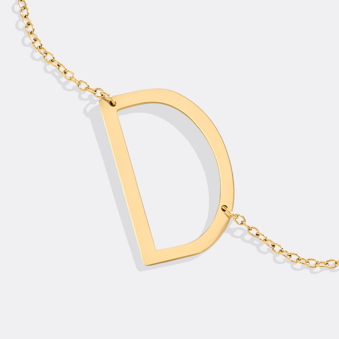 Inez – Collar con inicial declarativa