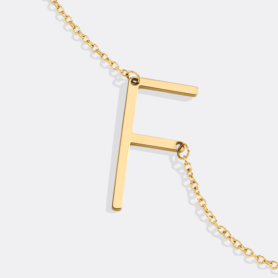 Inez – Collar con inicial declarativa