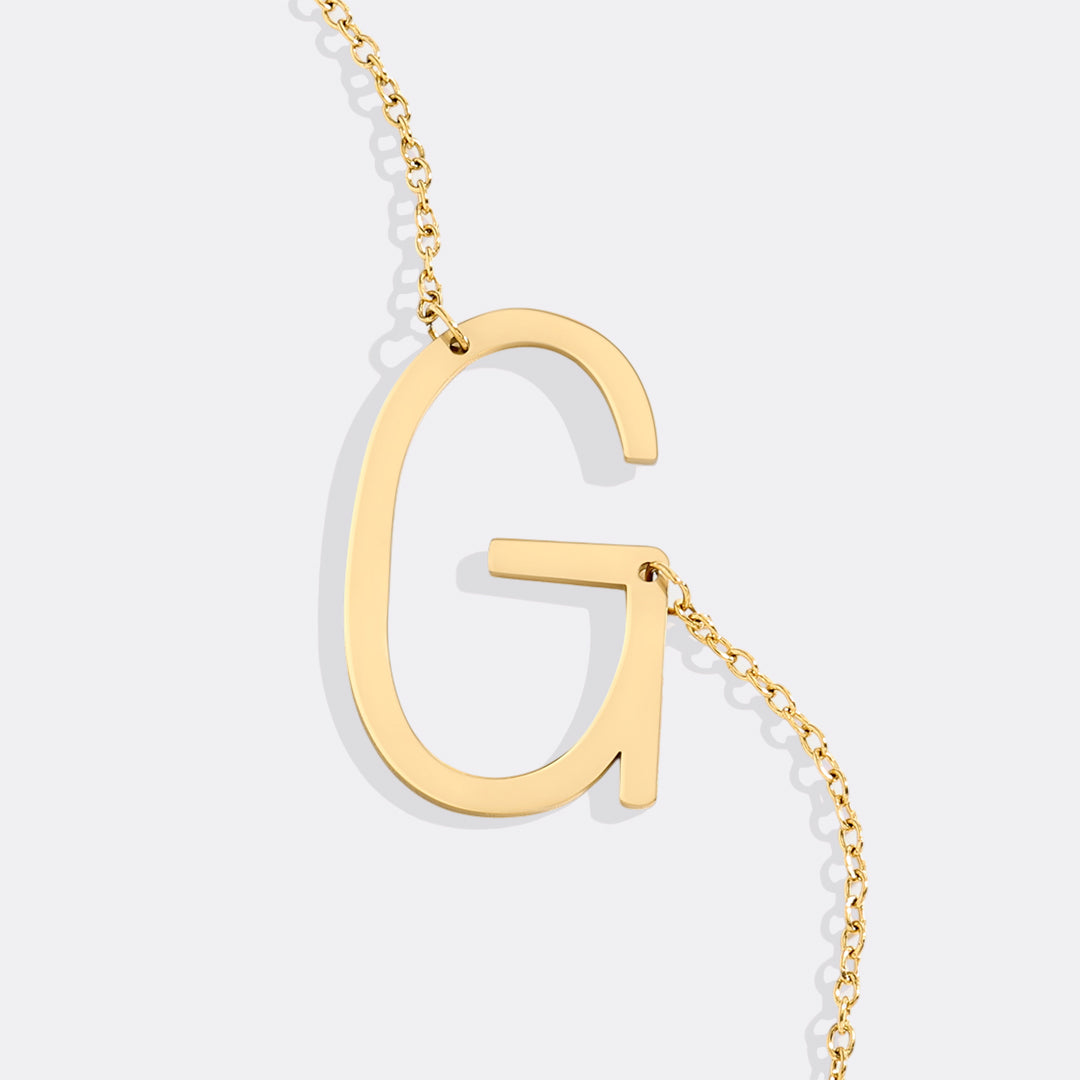 Inez – Collar con inicial declarativa