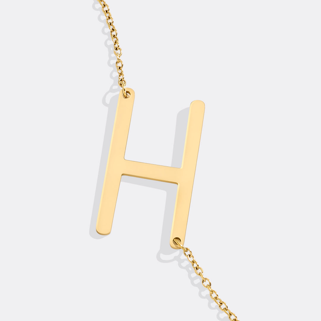 Inez – Collar con inicial declarativa