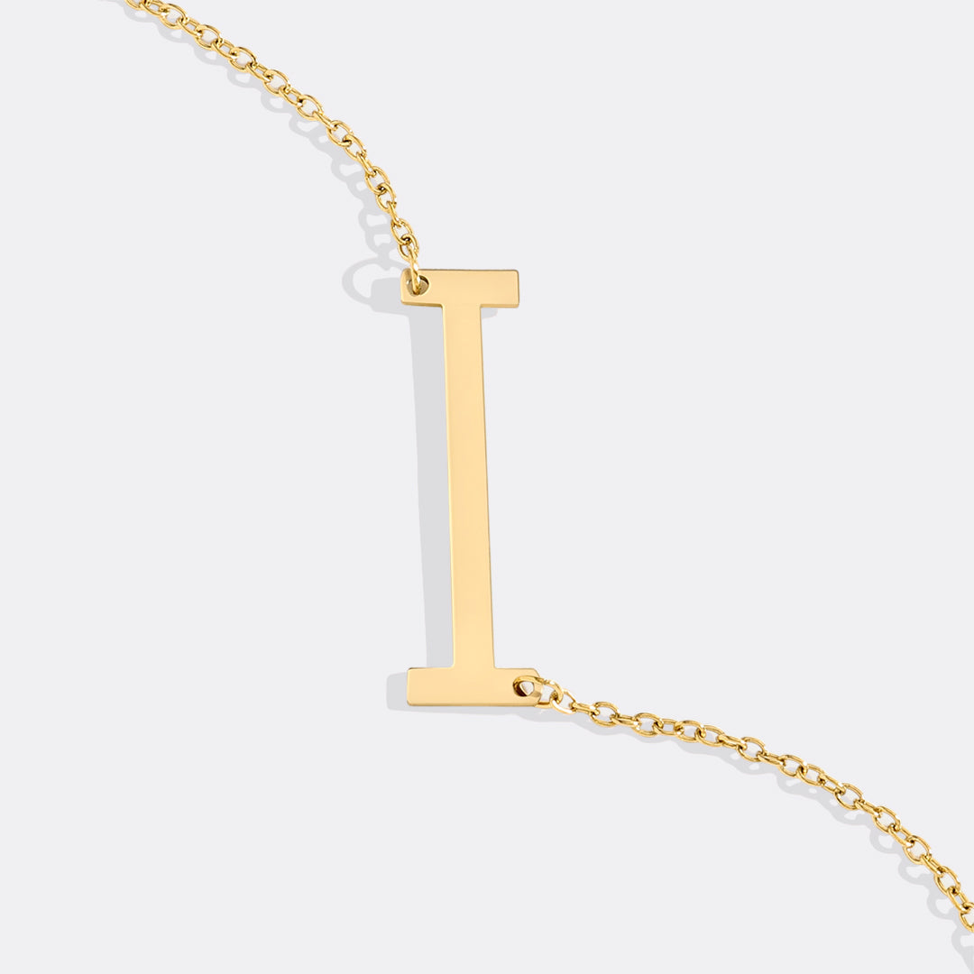 Inez – Collar con inicial declarativa