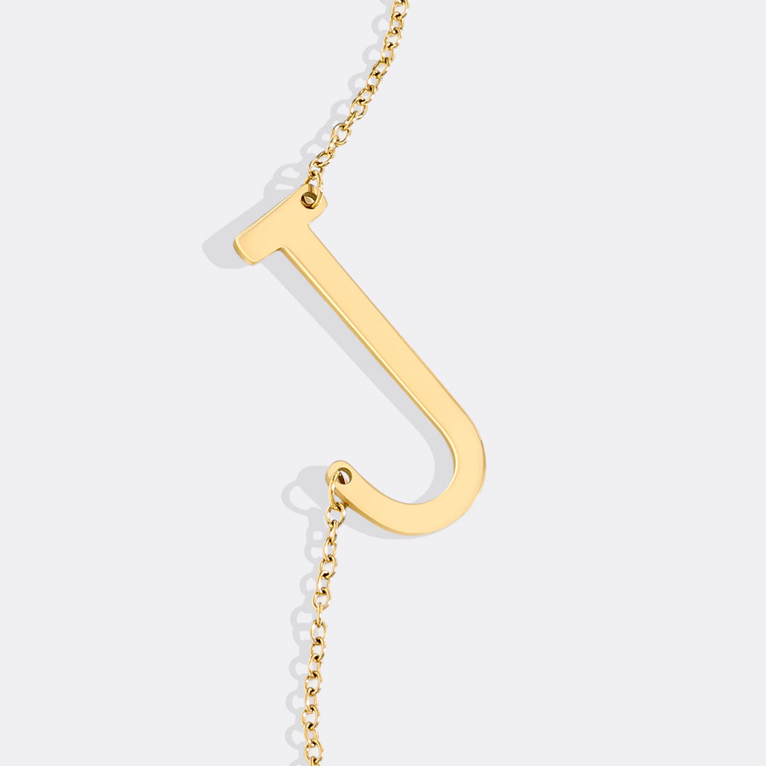 Inez – Collar con inicial declarativa