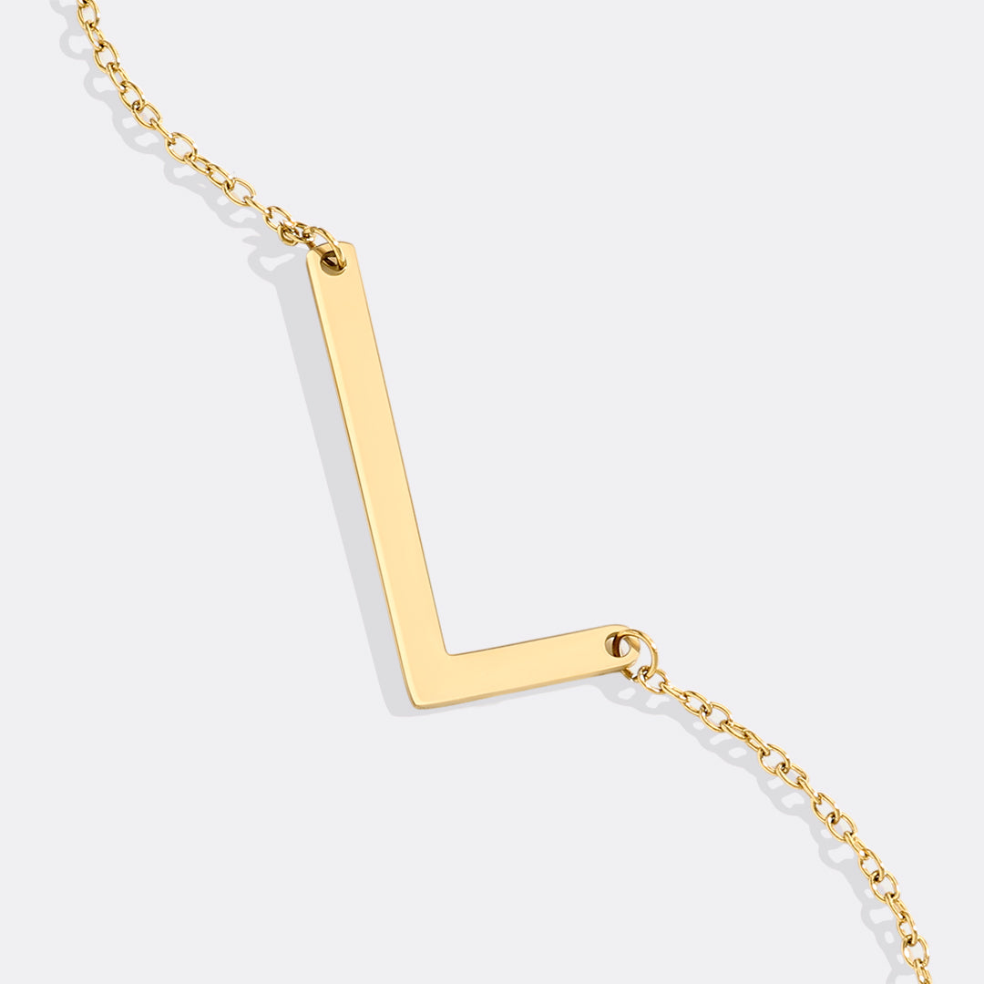 Inez – Collar con inicial declarativa