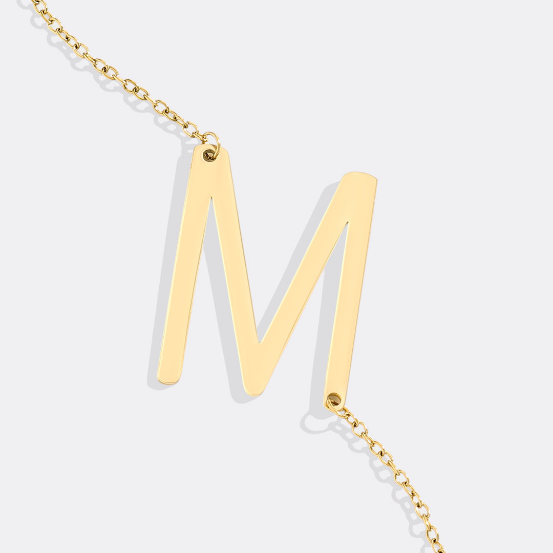 Inez – Collar con inicial declarativa