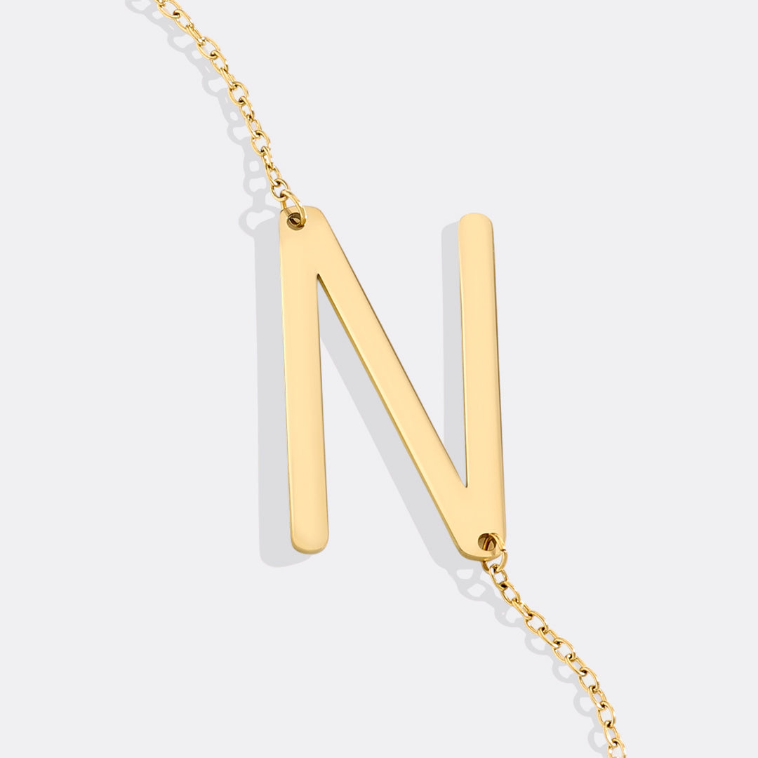 Inez – Collar con inicial declarativa