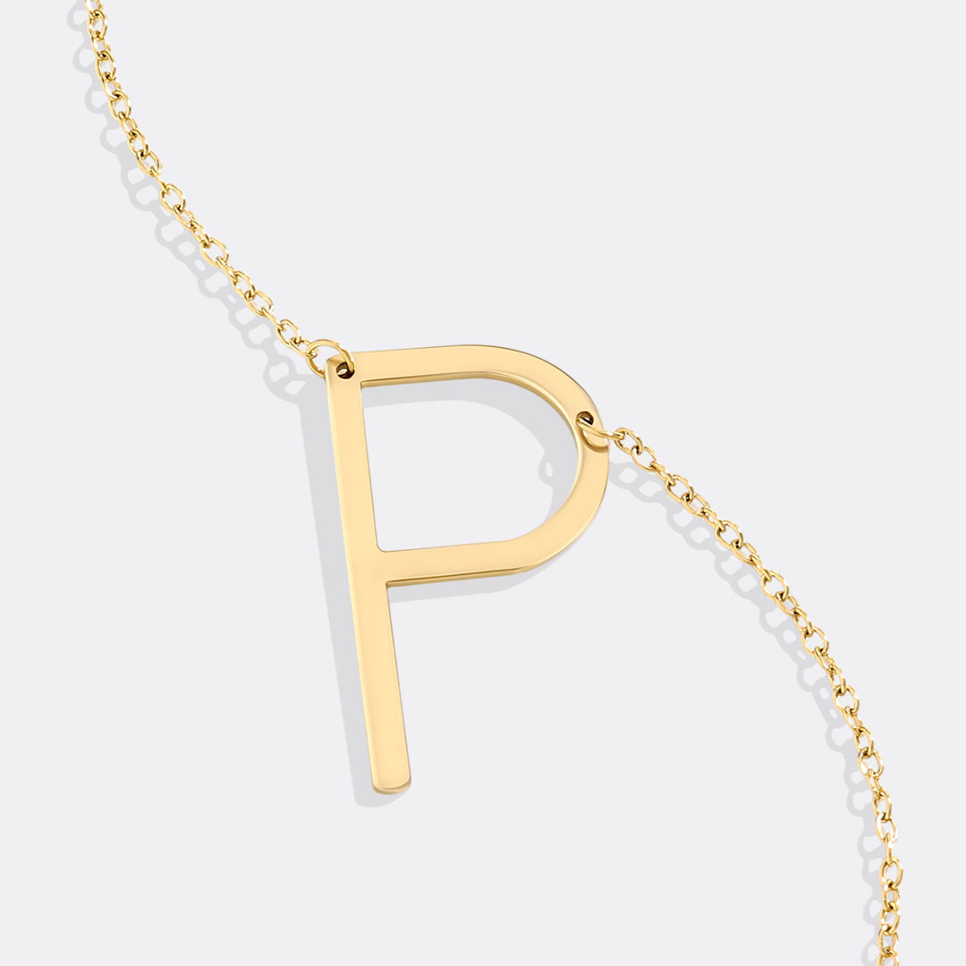 Inez – Collar con inicial declarativa