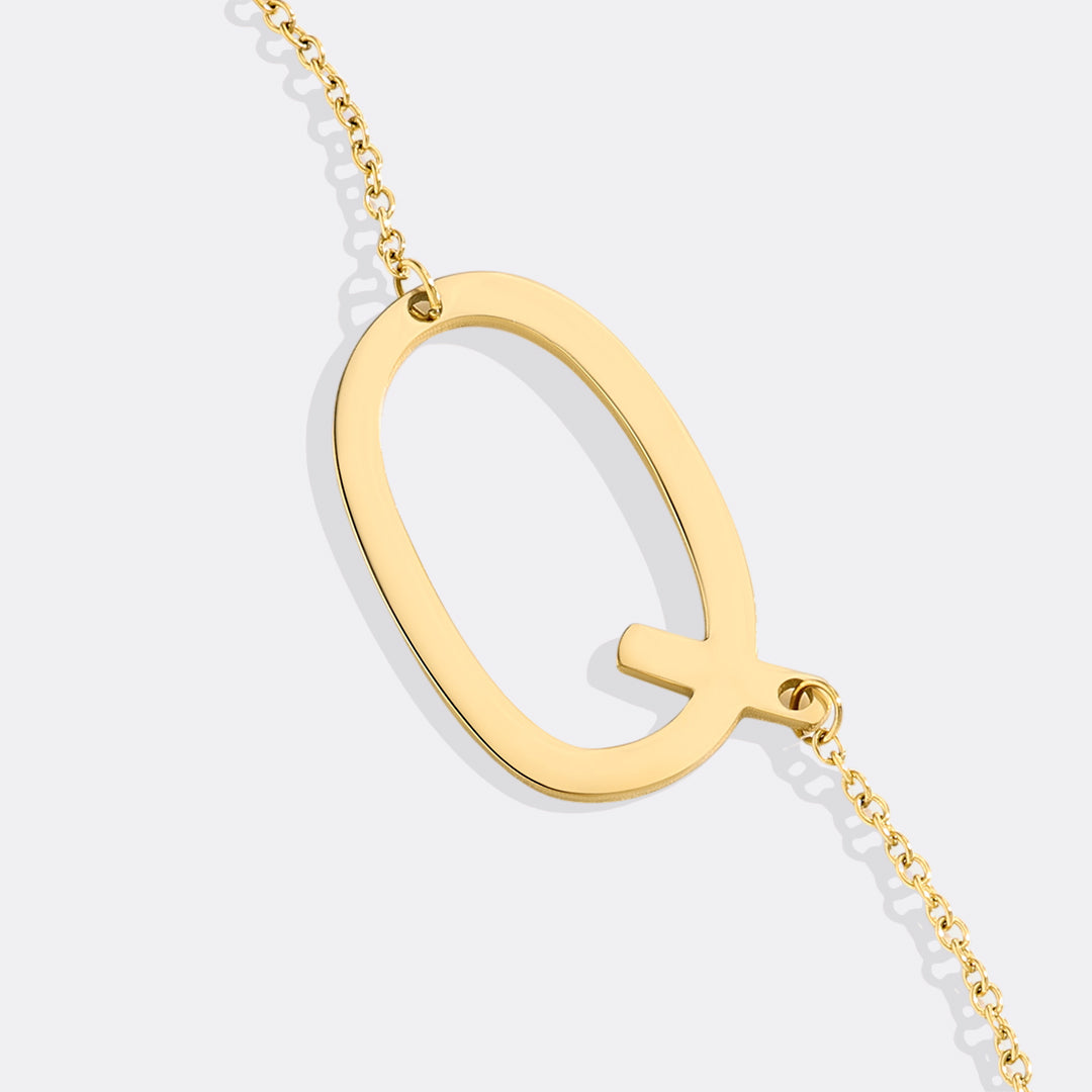 Inez – Collar con inicial declarativa