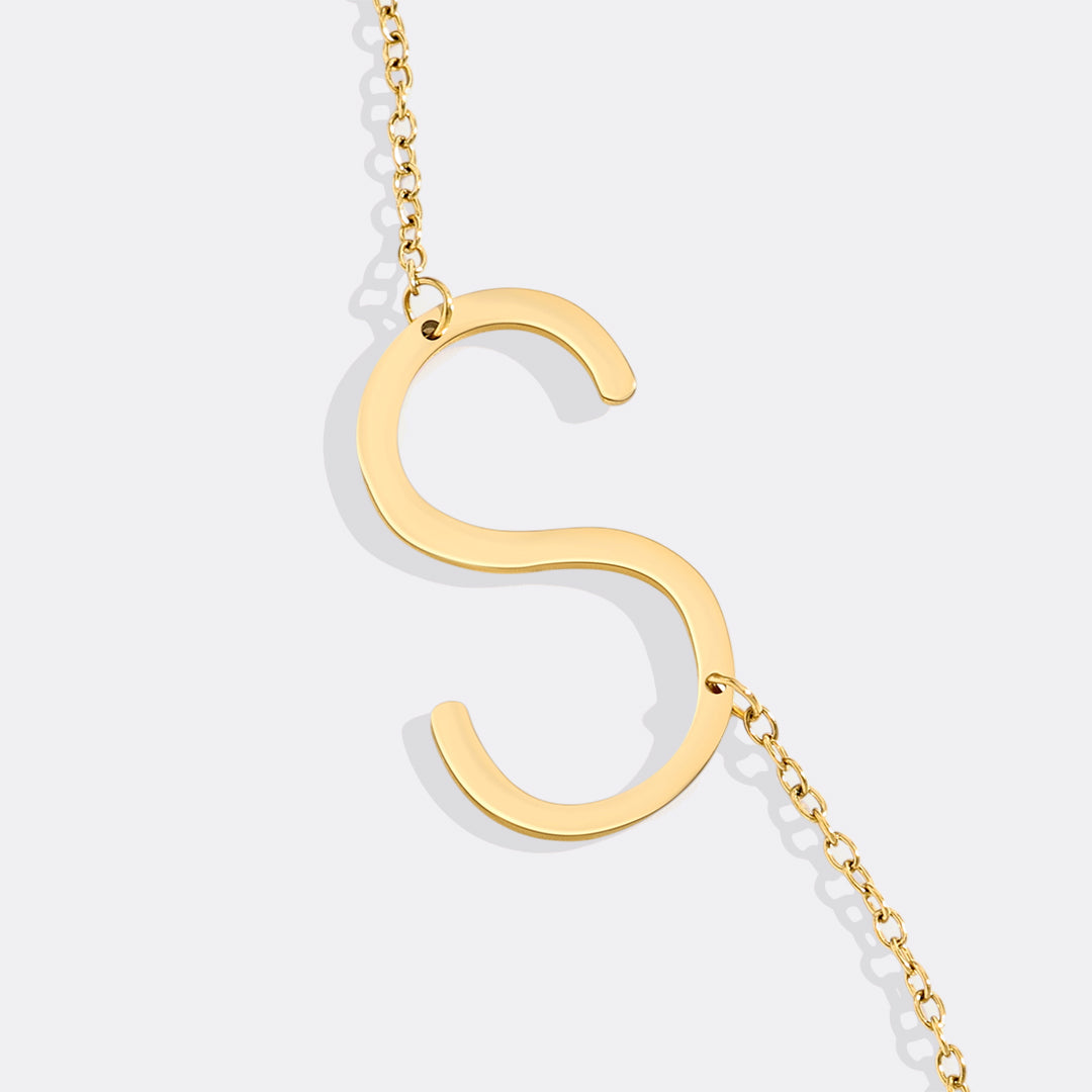 Inez – Collar con inicial declarativa