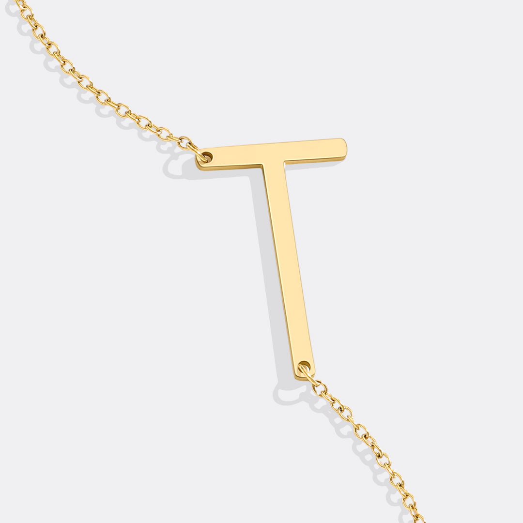 Inez – Collar con inicial declarativa