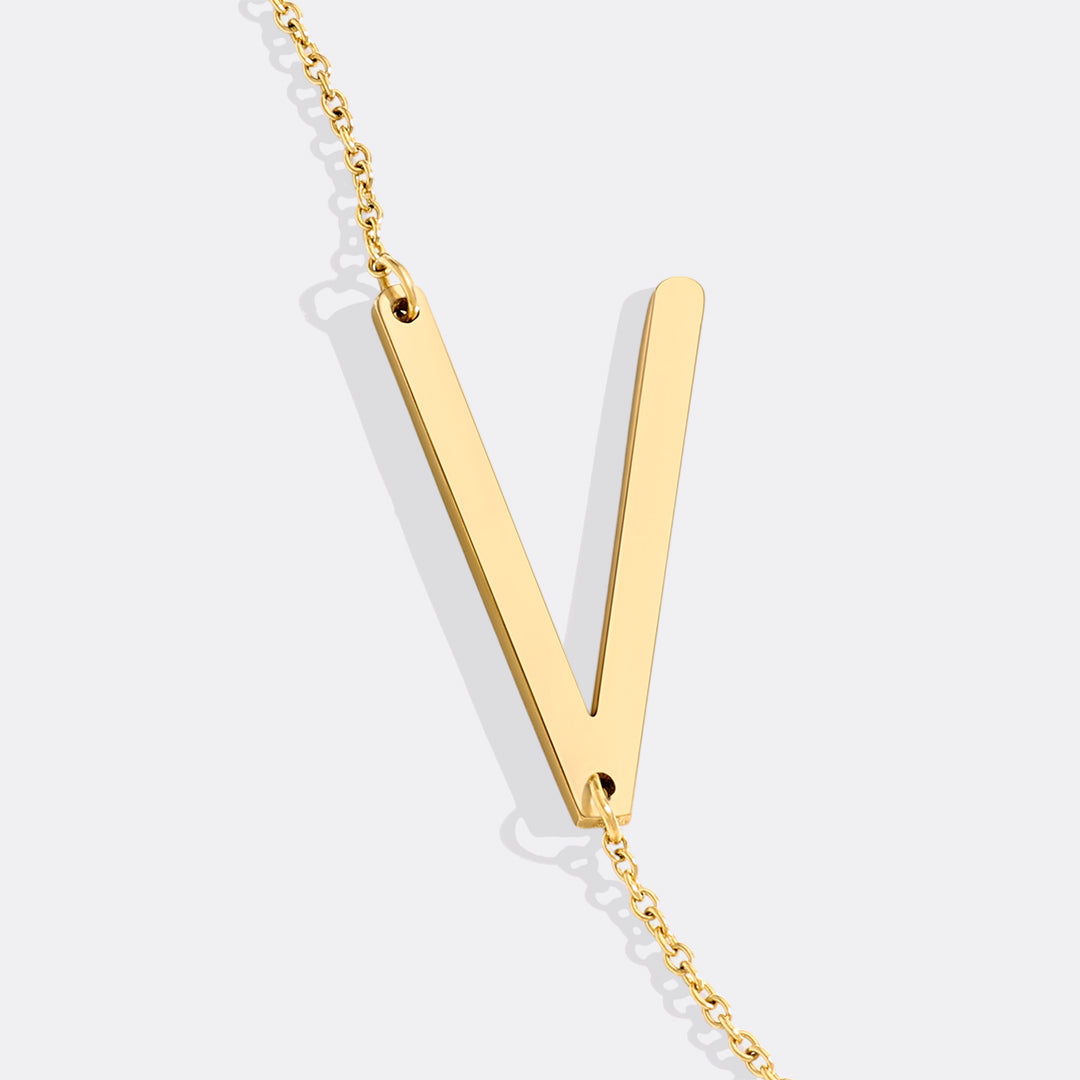 Inez – Collar con inicial declarativa