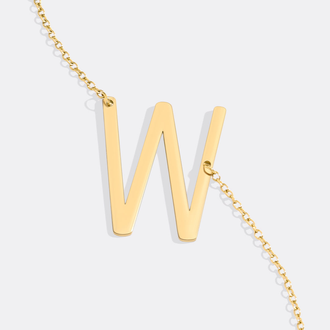 Inez – Collar con inicial declarativa