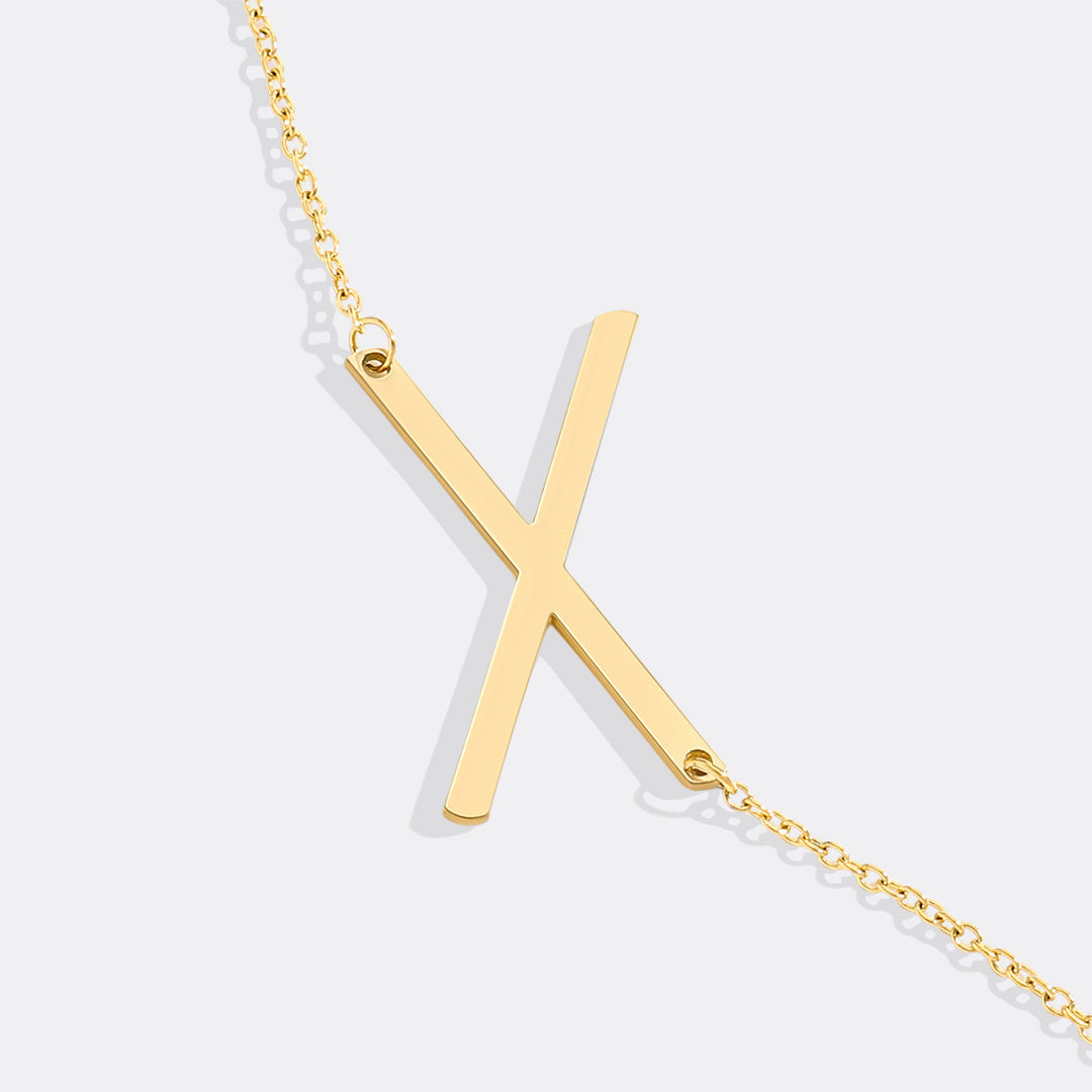Inez – Collar con inicial declarativa