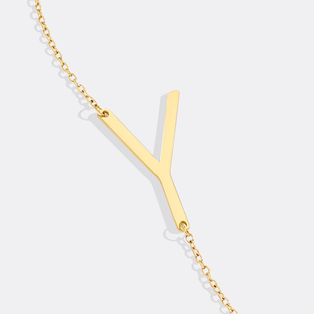 Inez – Collar con inicial declarativa