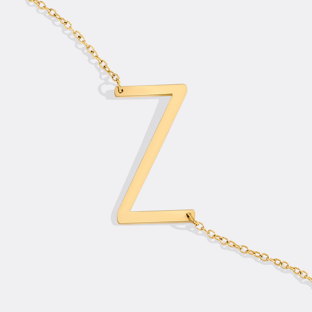 Inez – Collar con inicial declarativa