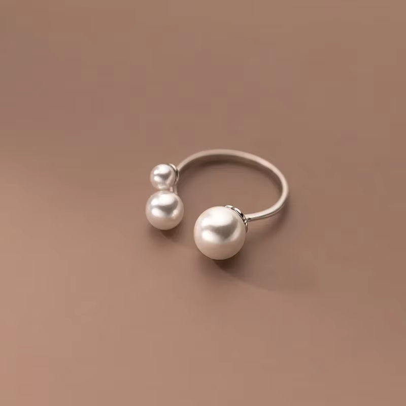 Clara – Anillo ajustable con perla de agua dulce y diseño triangular