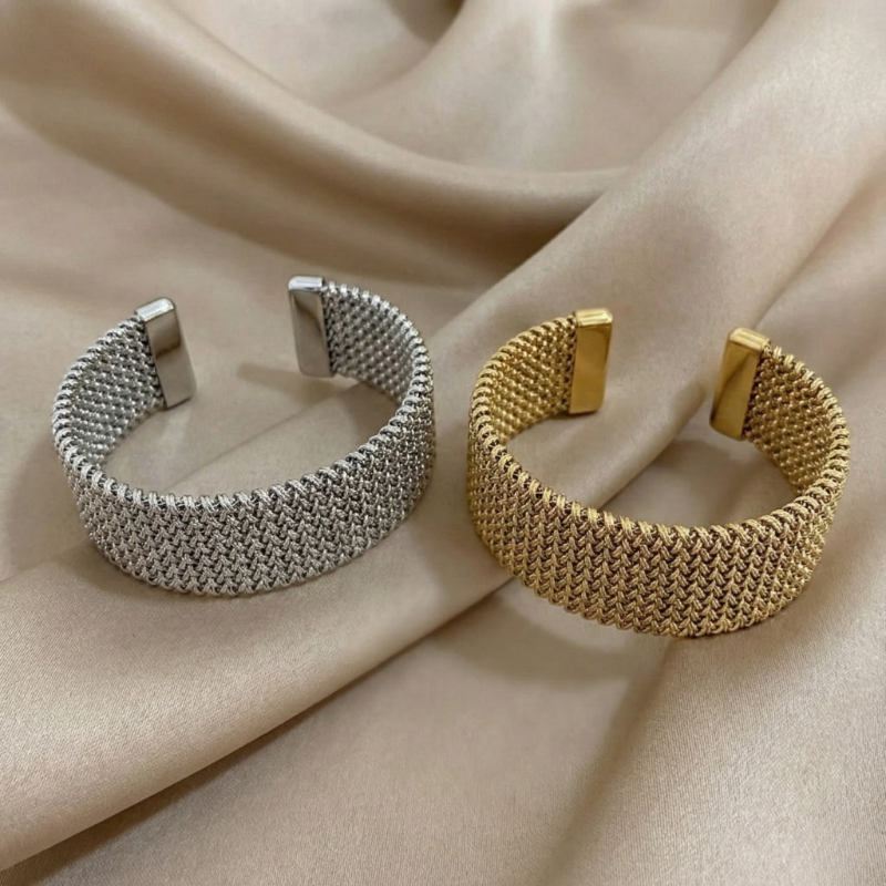 Raya – Pulsera de acero de titanio con cable grabado