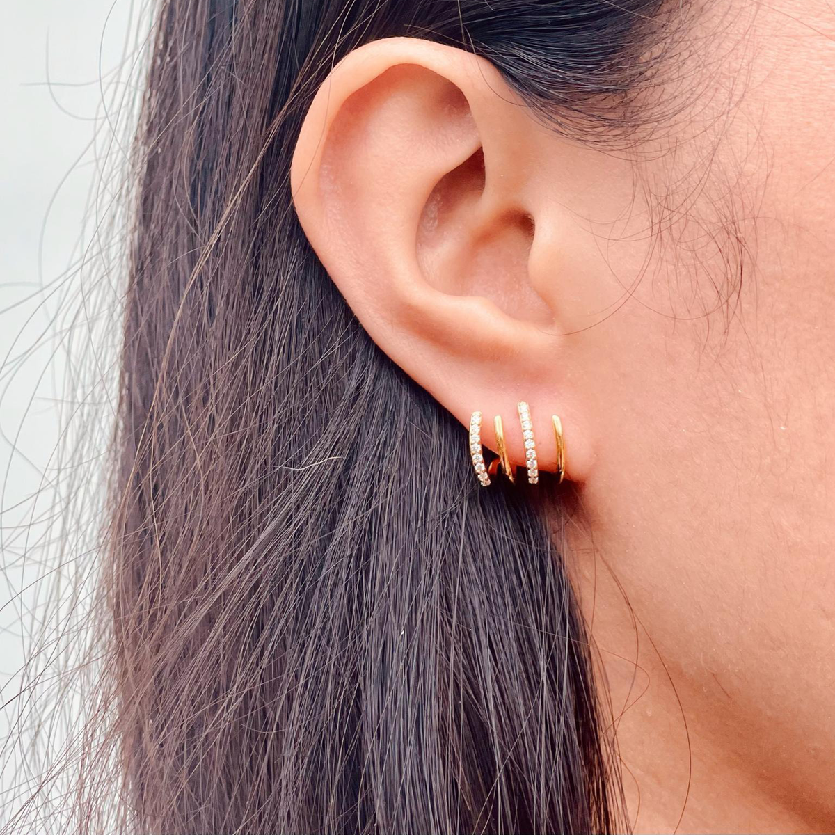 Pendientes Huggie de Zircón de Cuatro Puntas
