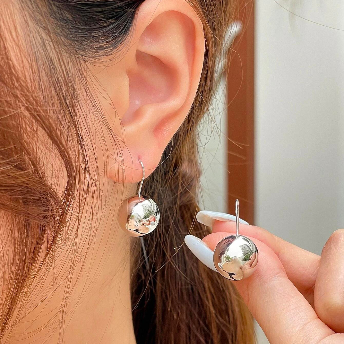 Pendientes de bola - Ganchos de oreja redondos brillantes