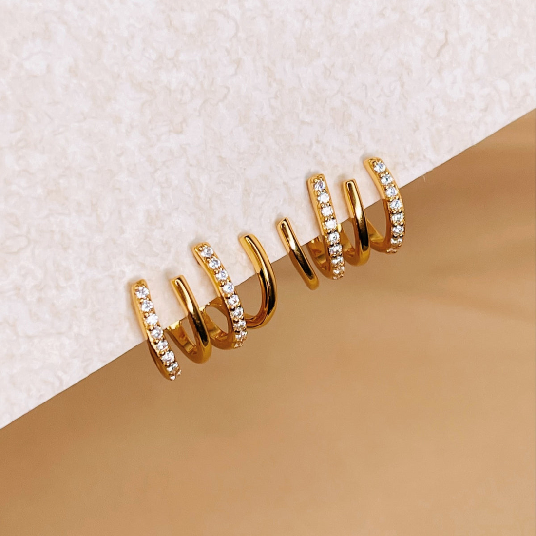 Pendientes Huggie de Zircón de Cuatro Puntas