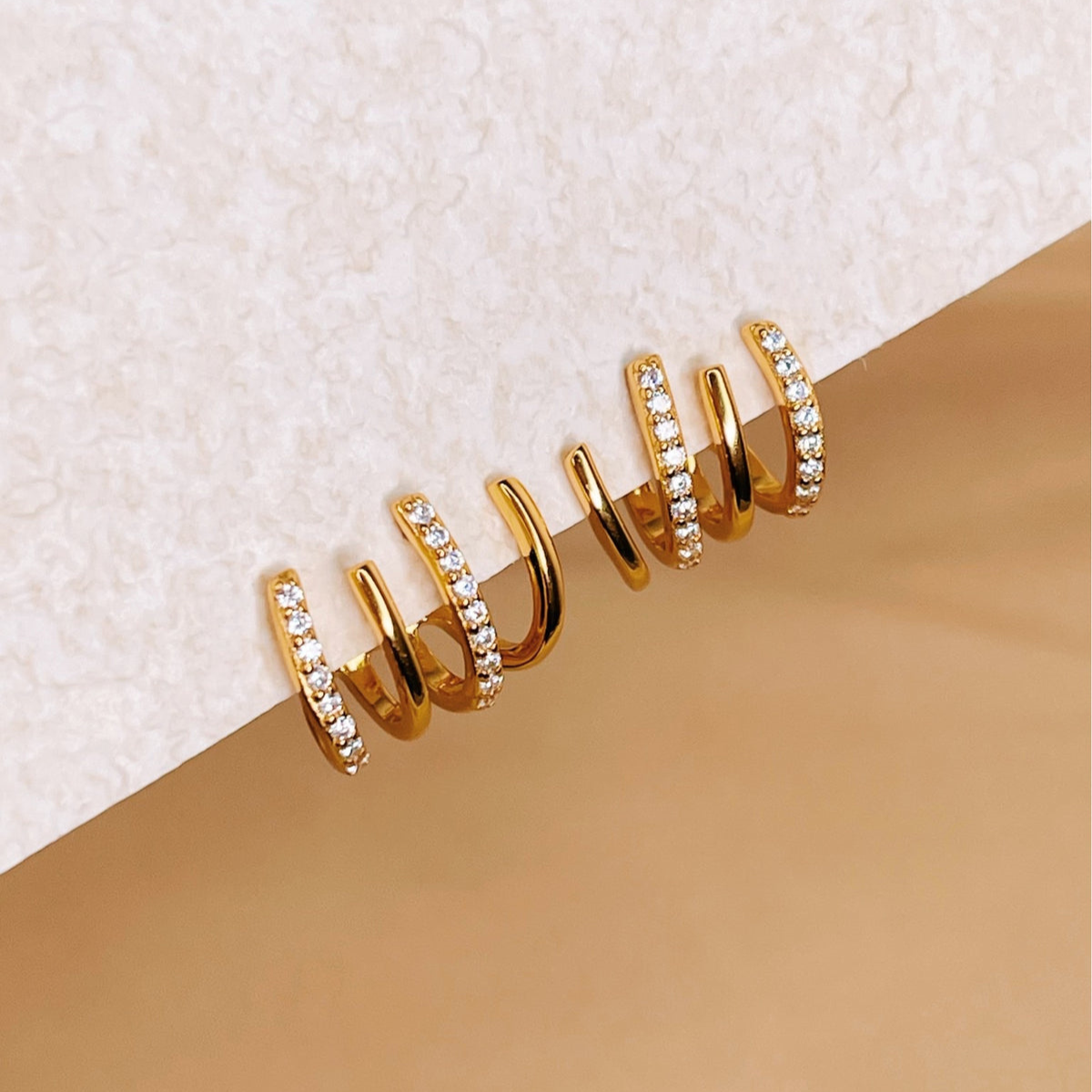 Pendientes Huggie de Zircón de Cuatro Puntas