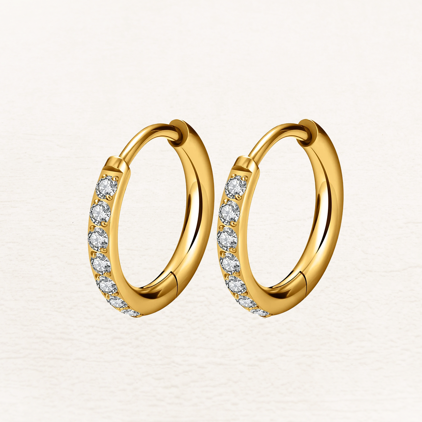 Jane – Aros huggie con circonitas en oro