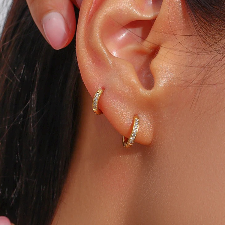 Jane – Aros huggie con circonitas en oro
