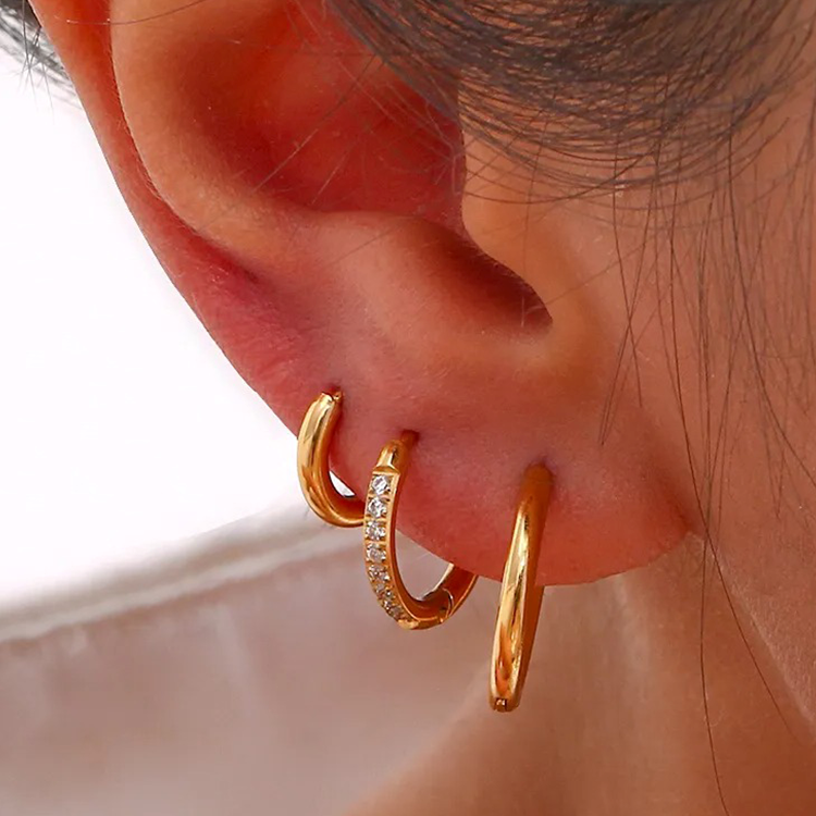 Jane – Aros huggie con circonitas en oro