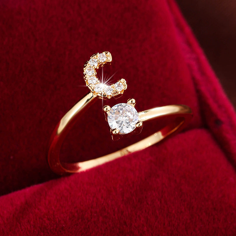 Nova – Anillo abierto moderno con inicial y circonitas