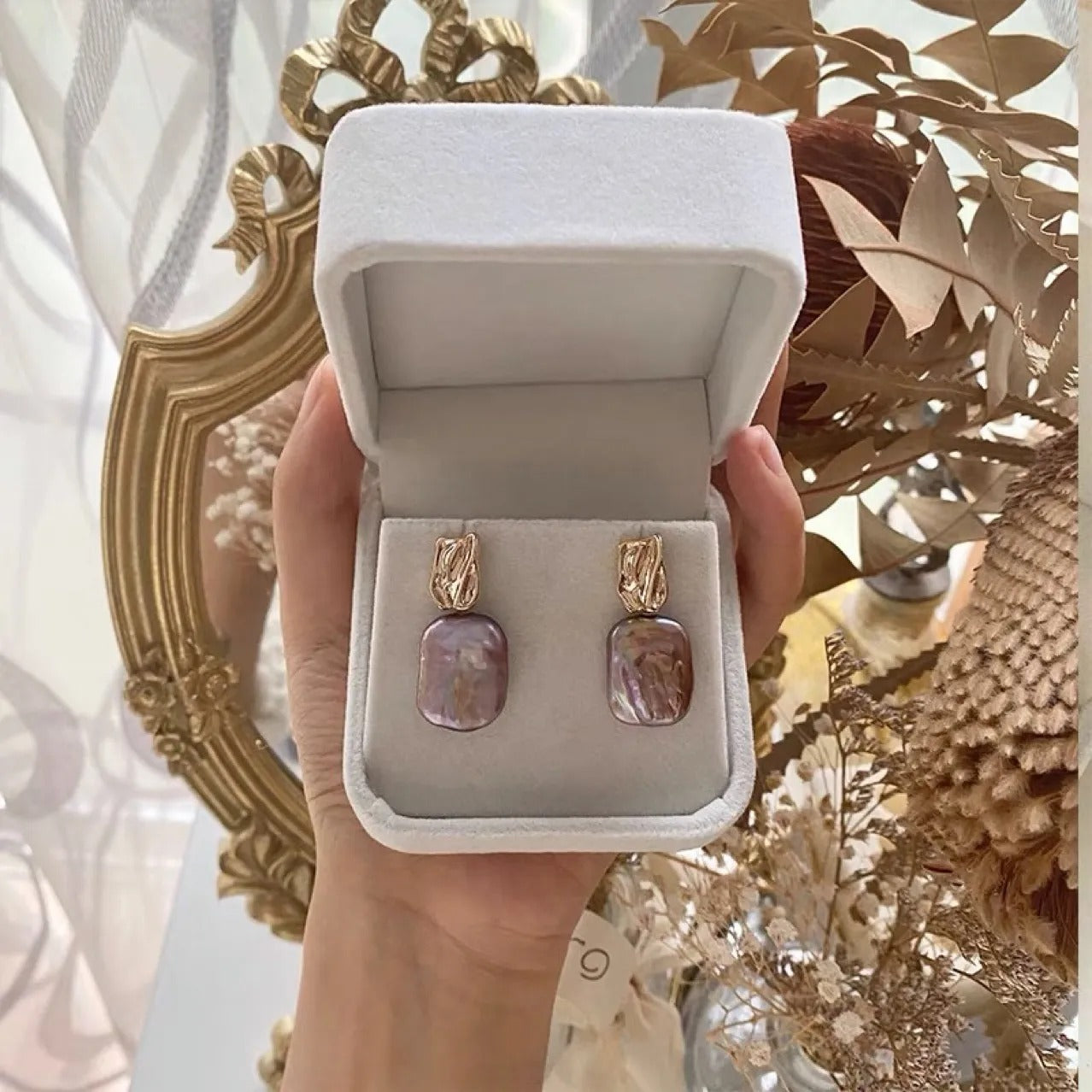 Aiah – Pendientes dorados con elegantes perlas barrocas