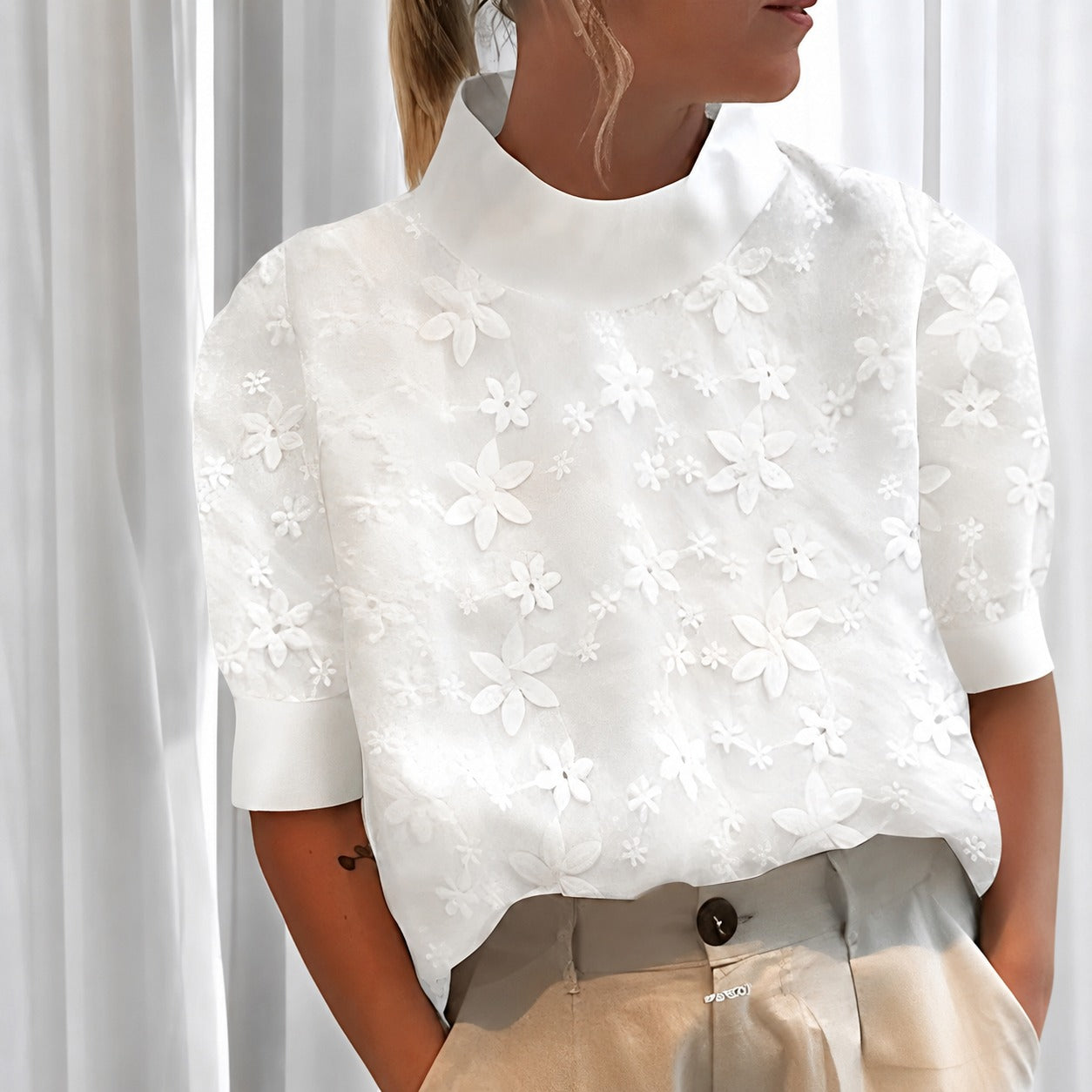 Julia - Blusa elegante con cuello alto bordado para mujer