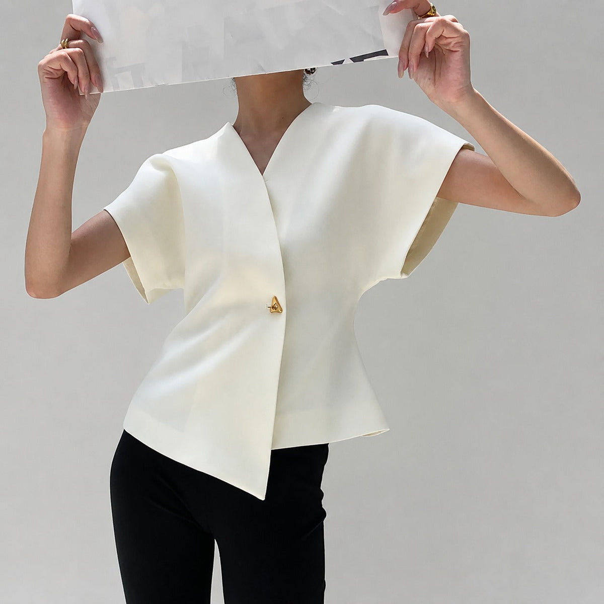 Leonie - Blusa con cuello en V y cierre de botones