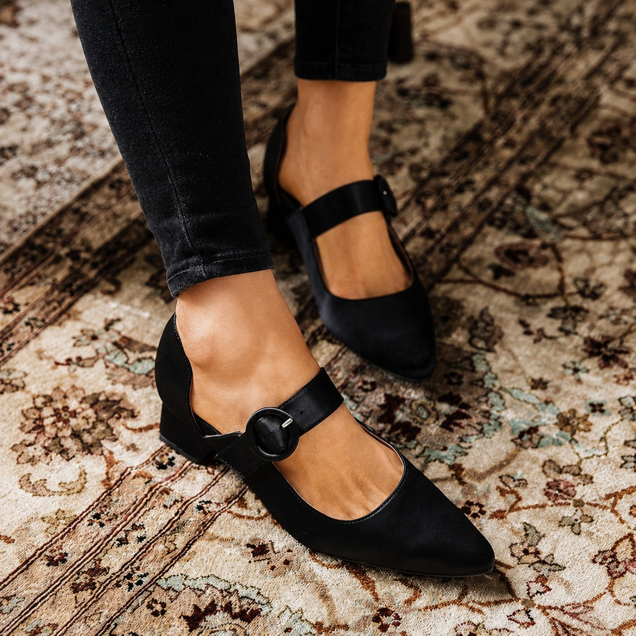 Mandy - Elegancia y comodidad en un zapato de tacón