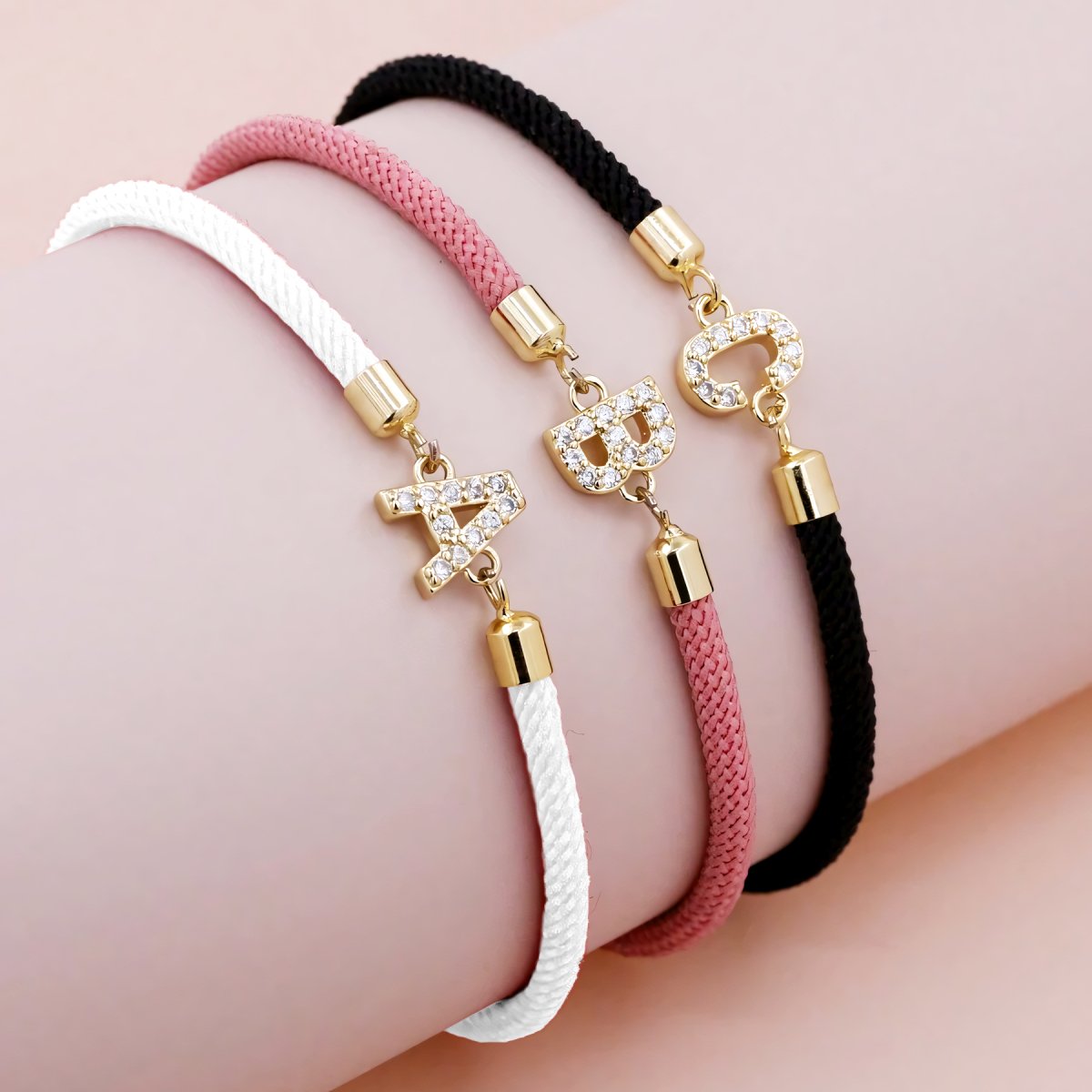 Calla – Pulsera ajustable con inicial grabada