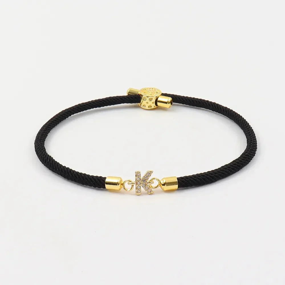 Calla – Pulsera ajustable con inicial grabada