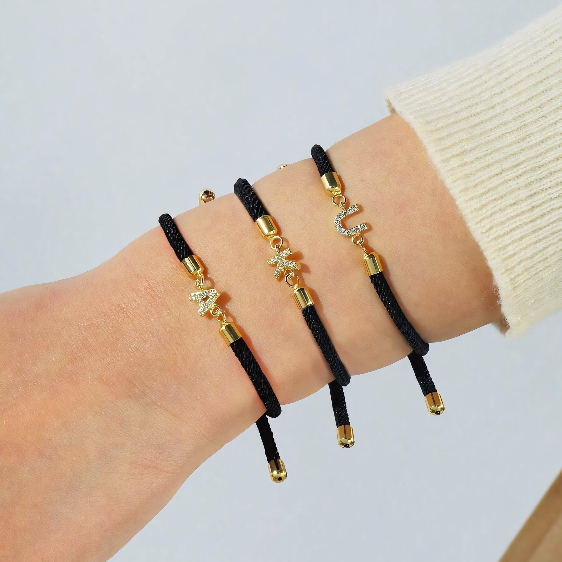 Calla – Pulsera ajustable con inicial grabada