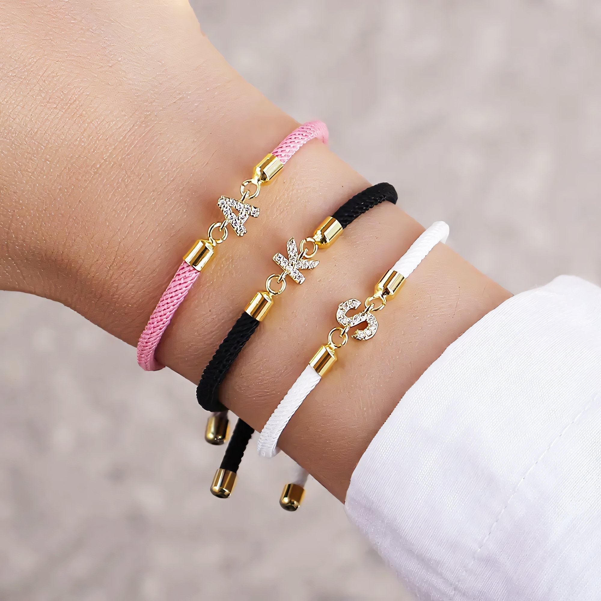 Calla – Pulsera ajustable con inicial grabada