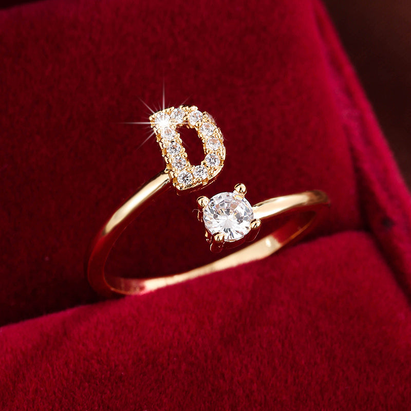 Nova – Anillo abierto moderno con inicial y circonitas