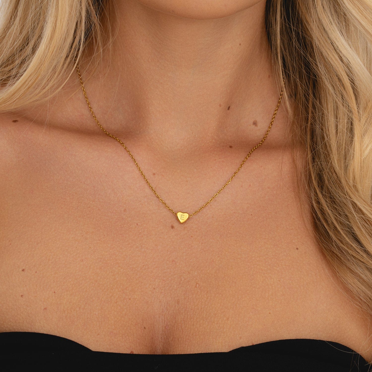 Amora – Collar con Iniciales en Forma de Corazón Baño de Oro
