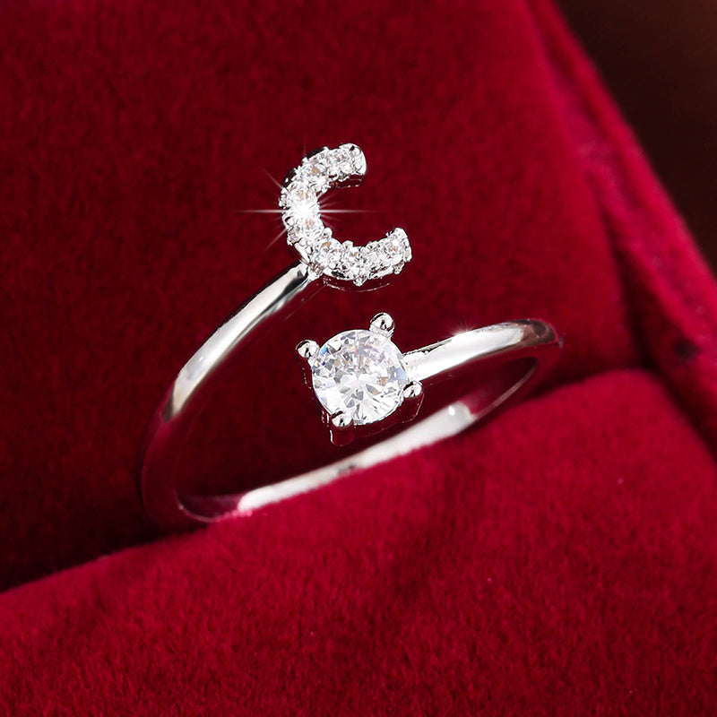 Nova – Anillo abierto moderno con inicial y circonitas