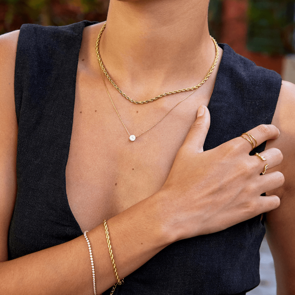 Amaris – Collar dorado con cristal redondo elegante